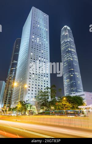 Superbe vue de fond de nuit des gratte-ciel au centre-ville de Hong Kong. Paysage urbain étonnant. Hong Kong est une destination touristique populaire de l'Asie. Banque D'Images