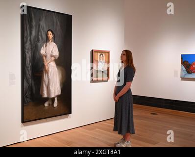 Antony Williams a annoncé comme gagnant du Herbert Smith Freehills Portrait Award 2024 le célèbre concours de peinture de la National Portrait Gallery revient pour sa quarante-deuxième année grâce au soutien du nouveau commanditaire principal, Herbert Smith Freehills. Rebecca Orcutt remporte le Young Artist Award pour son autoportrait Before It’s Ruined (or an Unalized Mean Side). L'exposition est gratuite du 11 juillet au 27 octobre 2024. Banque D'Images