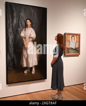 Antony Williams a annoncé comme gagnant du Herbert Smith Freehills Portrait Award 2024 le célèbre concours de peinture de la National Portrait Gallery revient pour sa quarante-deuxième année grâce au soutien du nouveau commanditaire principal, Herbert Smith Freehills. Rebecca Orcutt remporte le Young Artist Award pour son autoportrait Before It’s Ruined (or an Unalized Mean Side). L'exposition est gratuite du 11 juillet au 27 octobre 2024. Banque D'Images