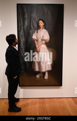 Antony Williams a annoncé comme gagnant du Herbert Smith Freehills Portrait Award 2024 le célèbre concours de peinture de la National Portrait Gallery revient pour sa quarante-deuxième année grâce au soutien du nouveau commanditaire principal, Herbert Smith Freehills. Rebecca Orcutt remporte le Young Artist Award pour son autoportrait Before It’s Ruined (or an Unalized Mean Side). L'exposition est gratuite du 11 juillet au 27 octobre 2024. Banque D'Images