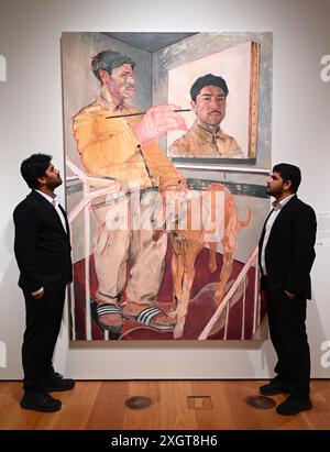 Antony Williams a annoncé comme gagnant du Herbert Smith Freehills Portrait Award 2024 le célèbre concours de peinture de la National Portrait Gallery revient pour sa quarante-deuxième année grâce au soutien du nouveau commanditaire principal, Herbert Smith Freehills. Rebecca Orcutt remporte le Young Artist Award pour son autoportrait Before It’s Ruined (or an Unalized Mean Side). L'exposition est gratuite du 11 juillet au 27 octobre 2024. Banque D'Images