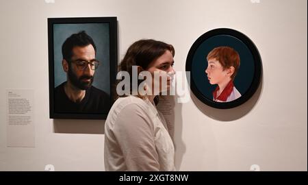 Antony Williams a annoncé comme gagnant du Herbert Smith Freehills Portrait Award 2024 le célèbre concours de peinture de la National Portrait Gallery revient pour sa quarante-deuxième année grâce au soutien du nouveau commanditaire principal, Herbert Smith Freehills. Rebecca Orcutt remporte le Young Artist Award pour son autoportrait Before It’s Ruined (or an Unalized Mean Side). L'exposition est gratuite du 11 juillet au 27 octobre 2024. Banque D'Images