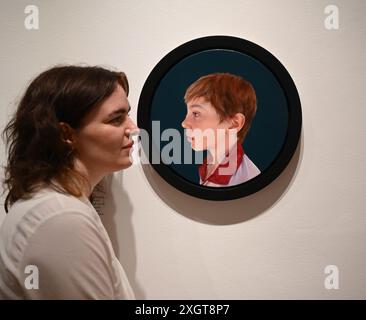 Antony Williams a annoncé comme gagnant du Herbert Smith Freehills Portrait Award 2024 le célèbre concours de peinture de la National Portrait Gallery revient pour sa quarante-deuxième année grâce au soutien du nouveau commanditaire principal, Herbert Smith Freehills. Rebecca Orcutt remporte le Young Artist Award pour son autoportrait Before It’s Ruined (or an Unalized Mean Side). L'exposition est gratuite du 11 juillet au 27 octobre 2024. Banque D'Images