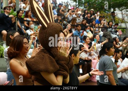 (240710) -- BANGKOK, 10 juillet 2024 (Xinhua) -- les fans de Labubu, une poupée à fourrure populaire de la société chinoise de jouets Pop Mart, assistent à la cérémonie d'ouverture d'un nouveau magasin hors ligne de Pop Mart à Bangkok, Thaïlande, le 5 juillet 2024. La société chinoise de jouets Pop Mart a ouvert son sixième magasin hors ligne à Bangkok et a réalisé des ventes dépassant 10 millions de yuans (environ 1 375 743 dollars américains) lors de son ouverture récemment. Établissant un nouveau record de ventes en une journée pour les magasins d'outre-mer, la société de jouets d'art réputée pour ses objets de collection de boîtes aveugles prend d'assaut la Thaïlande. POUR ALLER AVEC 'Feature : joueur de jouet d'art chinois prend Thaila Banque D'Images