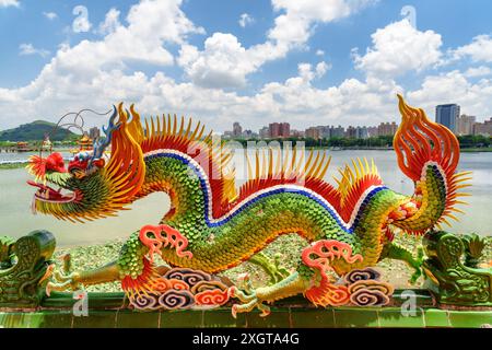 Kaohsiung, Taiwan - 30 avril 2019 : détail coloré des pagodes Dragon et Tigre au lac Lotus. Impressionnante sculpture de dragon. Banque D'Images