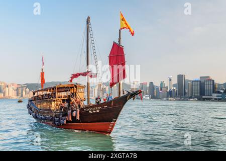 Hong Kong - 20 octobre 2017 : belle vue sur le voilier chinois traditionnel en bois avec des voiles rouges dans le port de Victoria. Banque D'Images
