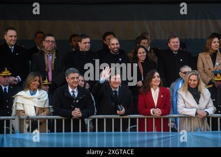 Buenos Aires, Argentine. 09 juillet 2024. Jorge Macri (2e à partir de la gauche), maire de la ville de Buenos Aires, Javier Milei, président de l'Argentine, Victoria Villarruel, vice-présidente de l'Argentine, et Karina Milei, sœur du président argentin, assistent au défilé militaire pour célébrer le jour de l'indépendance. Crédit : Cristina Sille/dpa/Alamy Live News Banque D'Images