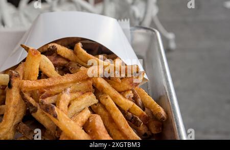 gros plan de frites dans un porte-récipient blanc (pommes de terre de la restauration rapide) americana chips frites fritas (malbouffe de frites) Banque D'Images