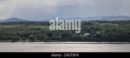 tempête venant au-dessus des montagnes catskill avec la rivière hudson (vue depuis le pont kingston rhinebeck) nature vallée hudson nord de l'état de new york Banque D'Images