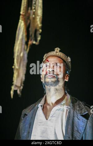 IV/i - scène des apparitions : Jude Akuwudike (Banquo) in MACBETH par Shakespeare à la Royal Shakespeare Company (RSC), Swan Theatre, Stratford-upon-Avon, Angleterre 17/04/2007 décor : Tom Piper costumes : Joan O'Clery éclairage : Ben Ormerod réalisateur : Conall Morrison Banque D'Images