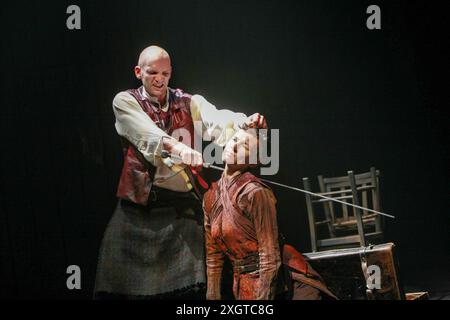 Patrick O'Kane (Macbeth), Sarah Malin (sorcière) dans MACBETH par Shakespeare à la Royal Shakespeare Company (RSC), Swan Theatre, Stratford-upon-Avon, Angleterre 17/04/2007 décor : Tom Piper costumes : Joan O'Clery éclairage : Ben Ormerod réalisateur : Conall Morrison Banque D'Images