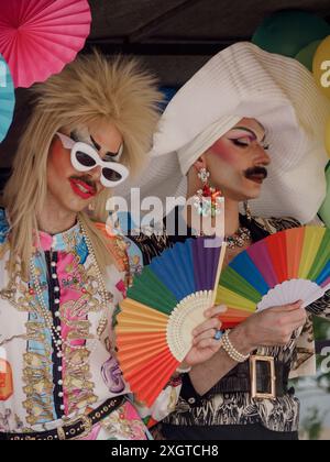 Cremona, Italie - 6 juillet 2024, défilé lgbt de la Gay Pride, deux drag Queens posent avec des fans de l'arc-en-ciel, exprimant leur identité et célébrant lgbtq p Banque D'Images