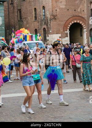 Cremona, Italie - 6 juillet 2024, défilé lgbt de la Gay Pride, défilé de groupe diversifié fièrement lors d'un défilé coloré de la gay Pride, agitant des drapeaux arc-en-ciel en soutien à O. Banque D'Images