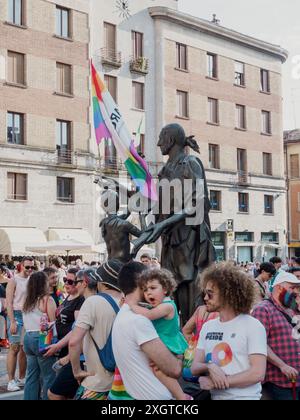 Cremona, Italie - 6 juillet 2024, défilé lgbt de la Gay Pride, place animée de la ville lors de l'événement gay Pride avec des drapeaux arc-en-ciel. Foule diversifiée célébrant l'amour. Banque D'Images