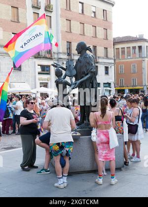 Cremona, Italie - 6 juillet 2024, défilé lgbt de la Gay Pride, les gens se rassemblent sur une place publique pour l'événement annuel de la gay Pride, célébrant la diversité et les s. Banque D'Images