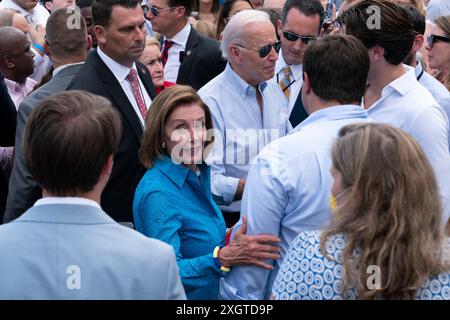 Washington, États-Unis. 12 juillet 2022. Le président des États-Unis Joe Biden s’entretient avec les invités de la Présidente de la Chambre des représentants des États-Unis Nancy Pelosi (démocrate de Californie) lors du pique-nique du Congrès à la Maison Blanche à Washington, DC, États-Unis, mardi 12 juillet, 2022. photo de Chris Kleponis/Pool/ABACAPRESS. COM Credit : Abaca Press/Alamy Live News Banque D'Images