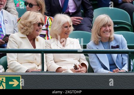 La reine Camilla (au centre), Annabel Elliot (à gauche) et Debbie Jevans, présidente du All England Lawn Tennis Club, regardent dans les tribunes de court One le dixième jour des Championnats de Wimbledon 2024 au All England Lawn Tennis and Croquet Club, Londres. Date de la photo : mercredi 10 juillet 2024. Banque D'Images