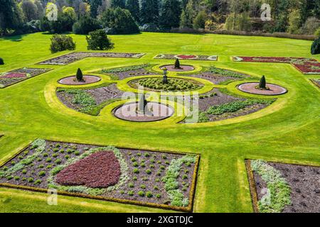 Jardin formel connu sous le nom de châle au château et jardins de Drumlanrig près de Thornhill à Dumfries et Galloway, Écosse, Royaume-Uni Banque D'Images