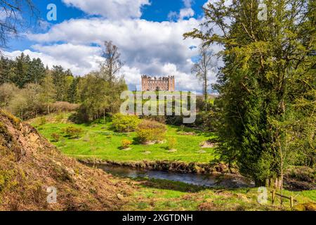 Vue de l'élévation sud du château de Drumlanrig depuis Marr Burn - Château et jardins de Drumlanrig près de Thornhill à Dumfries et Galloway, Écosse, Royaume-Uni Banque D'Images