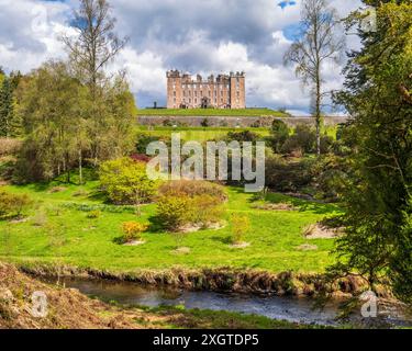 Vue de l'élévation sud du château de Drumlanrig depuis Marr Burn - Château et jardins de Drumlanrig près de Thornhill à Dumfries et Galloway, Écosse, Royaume-Uni Banque D'Images