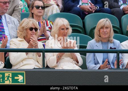 Queen Camilla (au centre), Annabel Elliot (à gauche) et Debbie Jevans, présidente du All England Lawn Tennis Club, participent à une vague à court One le dixième jour des Championnats de Wimbledon 2024 au All England Lawn Tennis and Croquet Club, Londres. Date de la photo : mercredi 10 juillet 2024. Banque D'Images