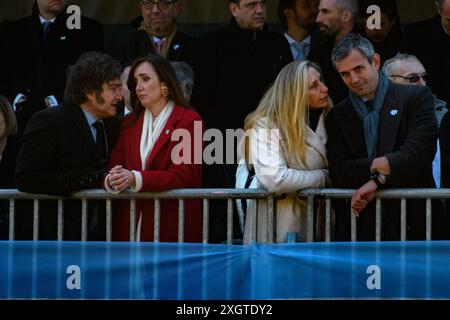 Buenos Aires, Argentine. 09 juillet 2024. Javier Milei (à gauche), président de l'Argentine, murmure à l'oreille de Victoria Villarruel, vice-présidente de l'Argentine, tandis que Karina Milei (2e à droite), sœur du président, s'entretient avec Martin Menem (à droite), président de la Chambre des députés, alors qu'ils assistent au défilé militaire célébrant le jour de l'indépendance. Crédit : Cristina Sille/dpa/Alamy Live News Banque D'Images