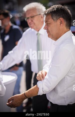 Der Bundesminister fuer Wirtschaft und Klimaschutz Robert Habeck Buendnis 90/ Die Gruenen auf Sommerreise durch Deutschland. Hier à Stuttgart, 08.07.2024 beim Besuch eines Stuckateur-Betriebes. Fotografiert im Auftrag des BMWK Stuttgart Deutschland *** le ministre fédéral de l'économie et de la protection du climat Robert Habeck Buendnis 90 Die Gruenen en tournée estivale à Stuttgart, 08 07 2024 lors d'une visite à une entreprise de plâtrage photographiée pour le compte de BMWK Stuttgart Allemagne Copyright: xDominikxButzmannxBMWKxphotothek.dex Banque D'Images