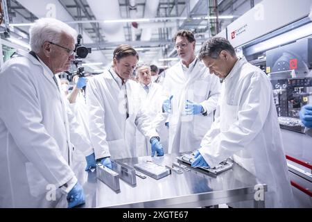 Der Bundesminister fuer Wirtschaft und Klimaschutz Robert Habeck Buendnis 90/ Die Gruenen auf Sommerreise durch Deutschland. Hier à Stuttgart, 08.07.2024 beim Besuch des E-Campus der Mercedes Benz AG Fotografiert im Auftrag des BMWK Stuttgart Deutschland *** le ministre fédéral de l'économie et de la protection du climat Robert Habeck Buendnis 90 Die Gruenen en voyage d'été à Stuttgart, 08 07 2024 lors d'une visite au Campus E de Mercedes Benz AG photographié pour le compte de BMWK Stuttgart Allemagne Copyright : xDominikxButzmannxBMWKxphotothek.dex Banque D'Images