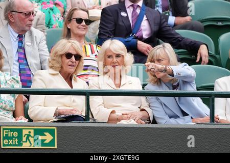 La reine Camilla (au centre), Annabel Elliot (à gauche) et Debbie Jevans, présidente du All England Lawn Tennis Club, prennent part à une vague au court Oneon le dixième jour des Championnats de Wimbledon 2024 au All England Lawn Tennis and Croquet Club, Londres. Date de la photo : mercredi 10 juillet 2024. Banque D'Images