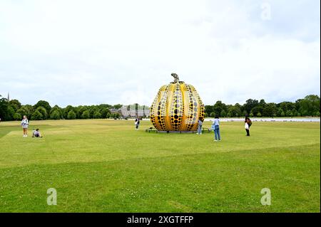 Serpentine et les parcs royaux sont ravis de présenter une nouvelle sculpture à grande échelle de l'artiste japonais Yayoi Kusama (né en 1929 à Matsumoto, Japon ; vit et travaille à Tokyo, Japon). Situé près de l'étang rond dans les jardins de Kensington, Pumpkin (2024) est mis en scène du 9 juillet au 3 novembre 2024. Banque D'Images