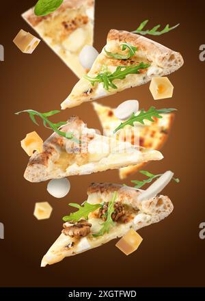 Tranches de pizza savoureuse et ingrédients dans l'air sur fond brun Banque D'Images