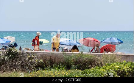 Eindrücke vom Strand in Playa de Palma auf der Insel Mallorca zur Hauptsaison im Sommer 2024Mittelmeerinsel Mallorca während der Hauptsaison im Juli 2024, Palma Mallorca Spanien Playa de Palma *** impressions de la plage de Playa de Palma sur l'île de Majorque pendant la haute saison en été 2024 Ile méditerranéenne de Majorque pendant la haute saison en juillet 2024, Palma Mallorca Espagne Playa de Palma Banque D'Images