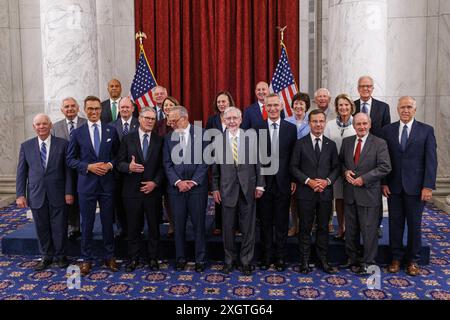 Un groupe bipartite de sénateurs américains pose pour une photo avec divers dirigeants des pays de l'OTAN, le premier ministre britannique Keir Starmer, le premier ministre suédois Ulf Kristersson, le président finlandais Alexander Stubb et le secrétaire général de l'OTAN Jens Stoltenberg à Washington DC le mercredi 10 juillet 2024. Crédit : Aaron Schwartz/CNP/MediaPunch Banque D'Images