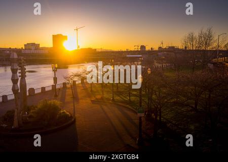 La vue sur Portland, Oregon, avec le front de mer de la rivière Willamette, le sentier du parc, la sculpture Friendship Circle, le pont Burnside et le coucher du soleil sur la ville Banque D'Images