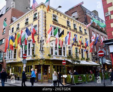 Oliver, John Gogarty Bar à Temple Bar. Banque D'Images