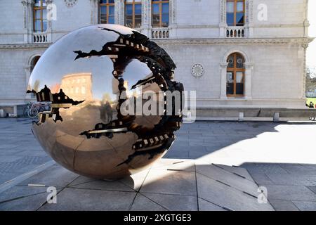 Sculpture sphère dans sphère à l'extérieur de la bibliothèque de Berkeley au Trinity College. Banque D'Images