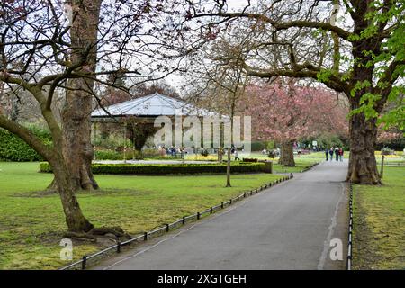 Merrion Square Park, avec kiosque, arbres et herbe. Banque D'Images