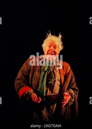 Peter Bayliss (porter) dans MACBETH par Shakespeare au Queen's Theatre, Londres W1 03/03/1999 décor : Jeremy Herbert costumes : Laura Hopkins éclairage : Rick Fisher réalisateur : John Crowley Banque D'Images