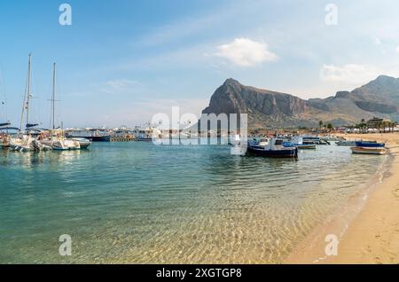 Port de San Vito Lo Capo sur la mer méditerranée, province de Trapani, Sicile, Italie Banque D'Images