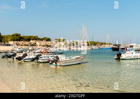 Port de San Vito Lo Capo sur la mer méditerranée, province de Trapani, Sicile, Italie Banque D'Images