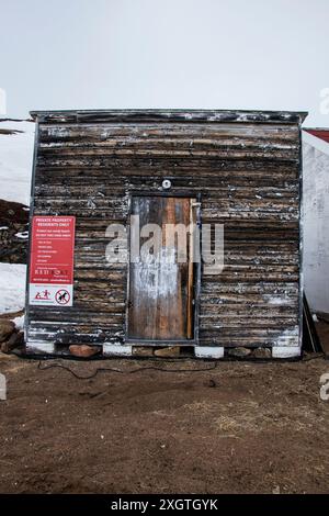 Hangar en bois sur la plage Red Boat à Apex, Nunavut, Canada Banque D'Images