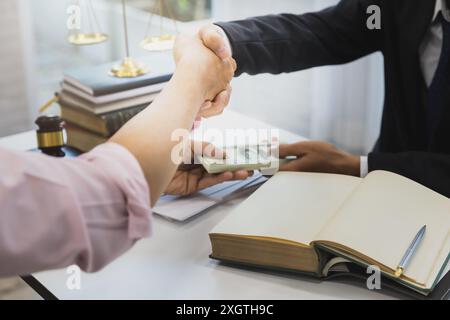 Poignée de main d'homme d'affaires et billets de banque en dollars dans les mains. Tricherie malhonnête dans les affaires argent illégal, corruption concept. Les clients de la banque viennent Banque D'Images