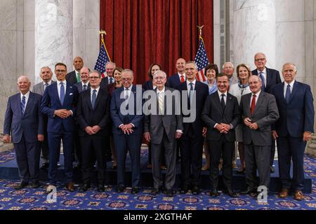 Washington, Vereinigte Staaten. 10 juillet 2024. Un groupe bipartite de sénateurs américains pose pour une photo avec divers dirigeants des pays de l'OTAN, le premier ministre britannique Keir Starmer, le premier ministre suédois Ulf Kristersson, le président finlandais Alexander Stubb et le secrétaire général de l'OTAN Jens Stoltenberg à Washington DC le mercredi 10 juillet 2024. Crédit : Aaron Schwartz/CNP/dpa/Alamy Live News Banque D'Images