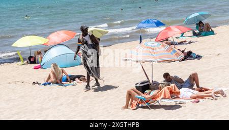 Eindrücke vom Strand in Playa de Palma auf der Insel Mallorca zur Hauptsaison im Sommer 2024Mittelmeerinsel Mallorca während der Hauptsaison im Juli 2024, Palma Mallorca Spanien Playa de Palma *** impressions de la plage de Playa de Palma sur l'île de Majorque pendant la haute saison en été 2024 Ile méditerranéenne de Majorque pendant la haute saison en juillet 2024, Palma Mallorca Espagne Playa de Palma Banque D'Images