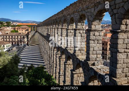 Vue de l'aqueduc de Ségovie, Castilla y Leon, Espagne, site du patrimoine mondial de l'UNESCO avec la lumière de mi-après-midi projetant ses longues ombres sur le sol Banque D'Images