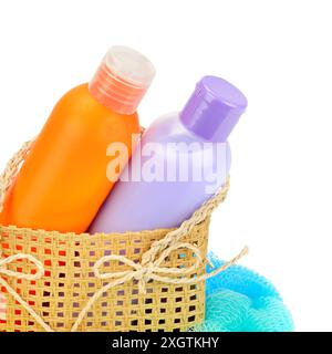 Shampooing, savon liquide et gant de toilette isolés sur fond blanc. Kit pour l'hygiène personnelle. Banque D'Images