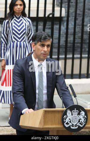 Rishi Sunak du Parti conservateur prononce un discours à Downing Street pour la dernière fois après avoir perdu les élections générales de 2024 face à Keir Starmer. Banque D'Images