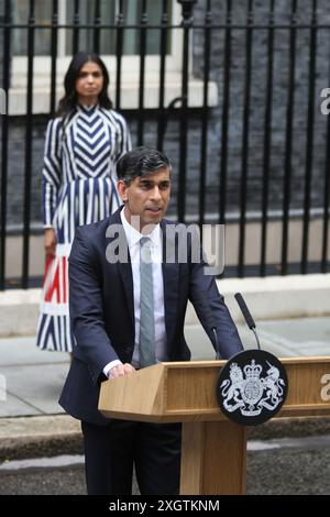 Rishi Sunak du Parti conservateur avec sa femme Akshata Murty debout derrière, prononce un discours à Downing Street pour la dernière fois après avoir perdu les élections générales de 2024 face à Keir Starmer. Banque D'Images