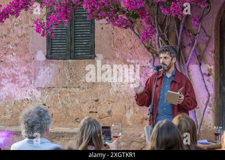 Joan Tomàs Martínez, appariement de poèmes et de vins à la cave Can Majoral, Fundació Mallorca Literària, Algaida, Majorque, Îles Baléares, Espagne Banque D'Images