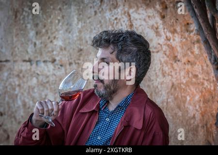 Joan Tomàs Martínez, appariement de poèmes et de vins à la cave Can Majoral, Fundació Mallorca Literària, Algaida, Majorque, Îles Baléares, Espagne Banque D'Images